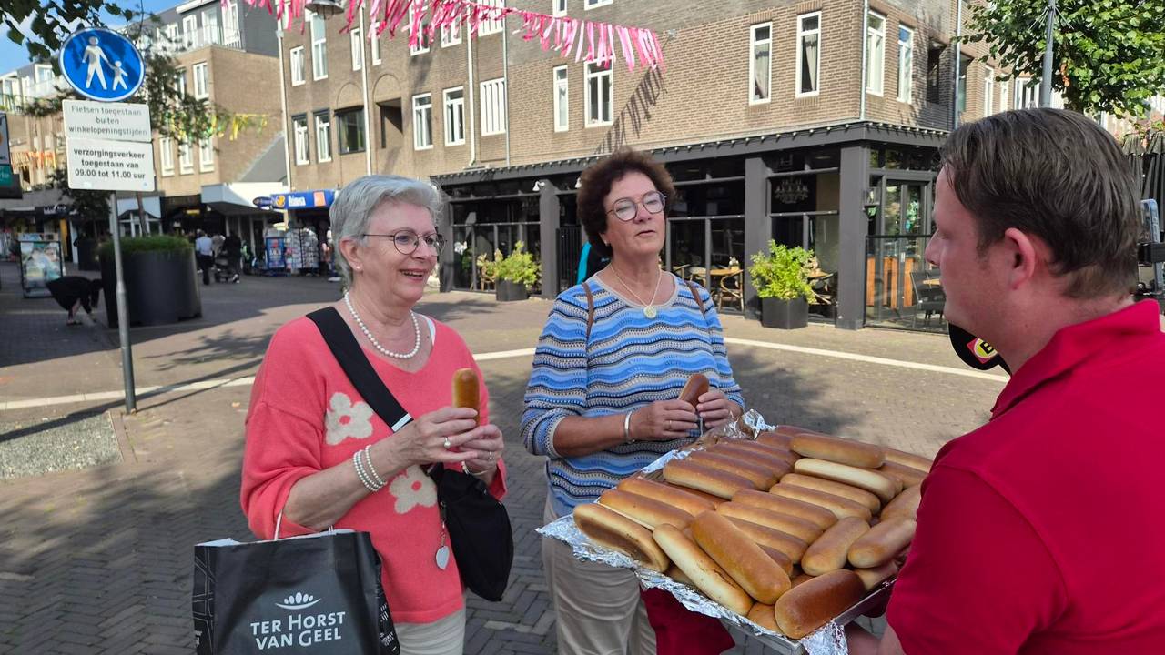 Verslaggever Wilco deelt worstenbroodjes uit (foto: Omroep Brabant).