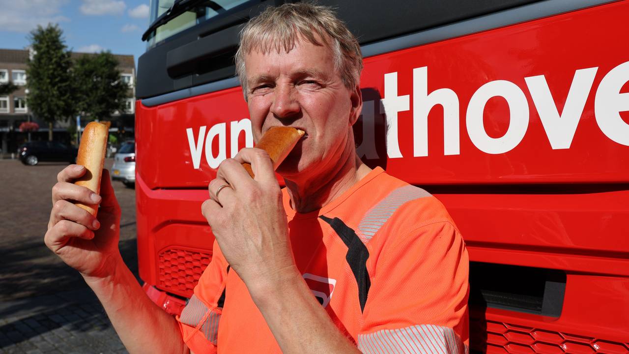 Deze vrachtwagenchauffeur geniet van een worstenbroodje (foto: Omroep Brabant).