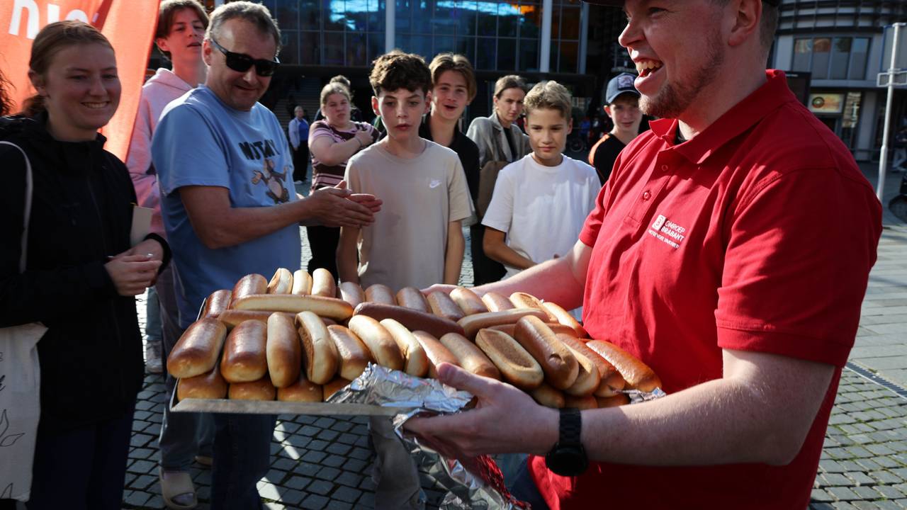 Dat is een flinke schaal met worstenbroodjes! (foto: Omroep Brabant)