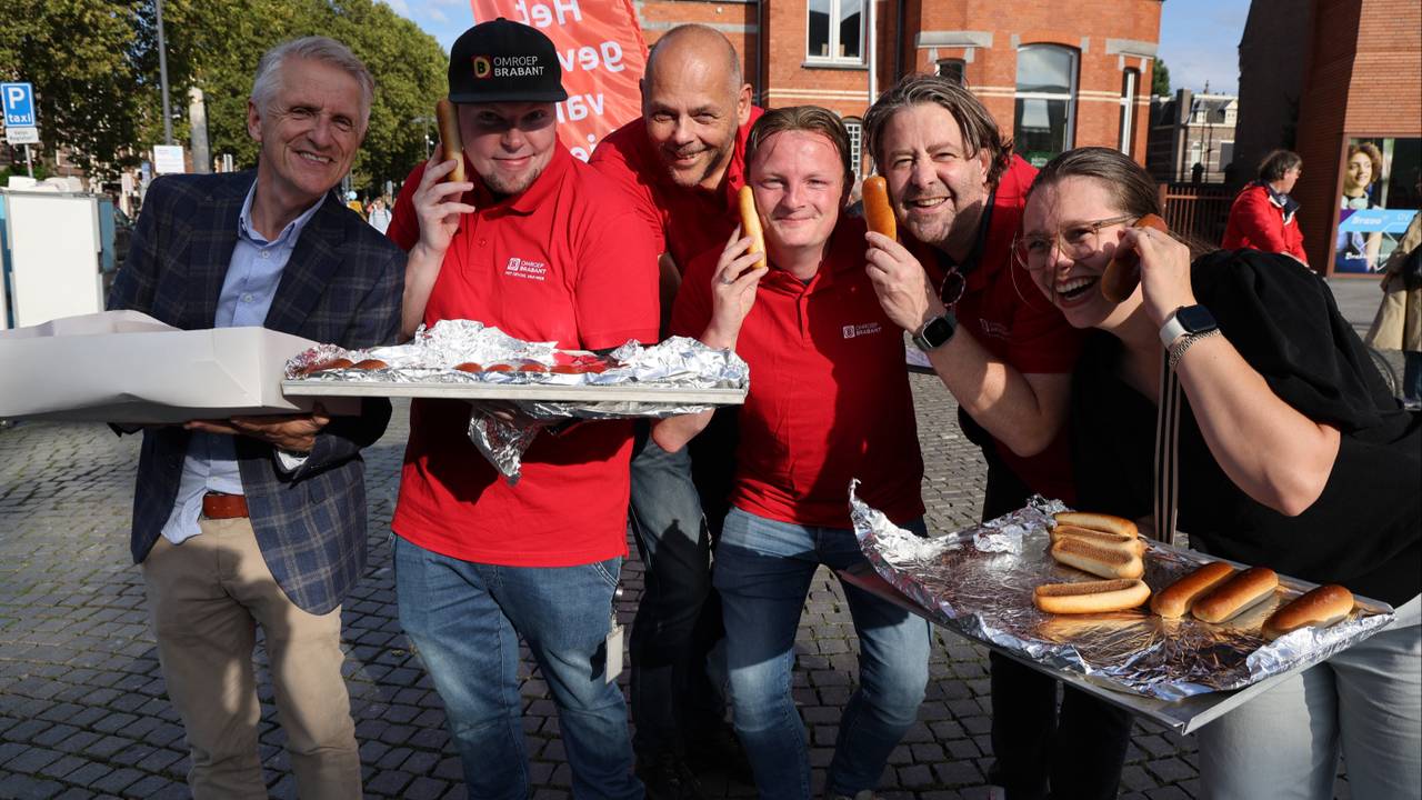 Een deel van het Omroep Brabant-team dat vandaag worstenbroodjes uitdeelt (foto: Omroep Brabant).