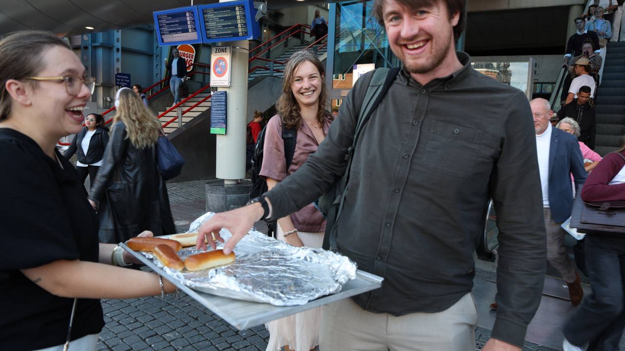 Een worstenbroodje? Lekker! (foto: Omroep Brabant)