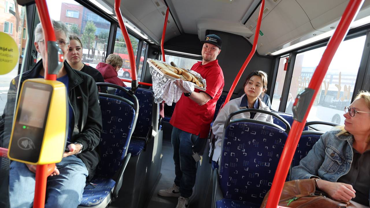 Zelfs in de bus worden worstenbroodjes uitgedeeld (foto: Omroep Brabant).