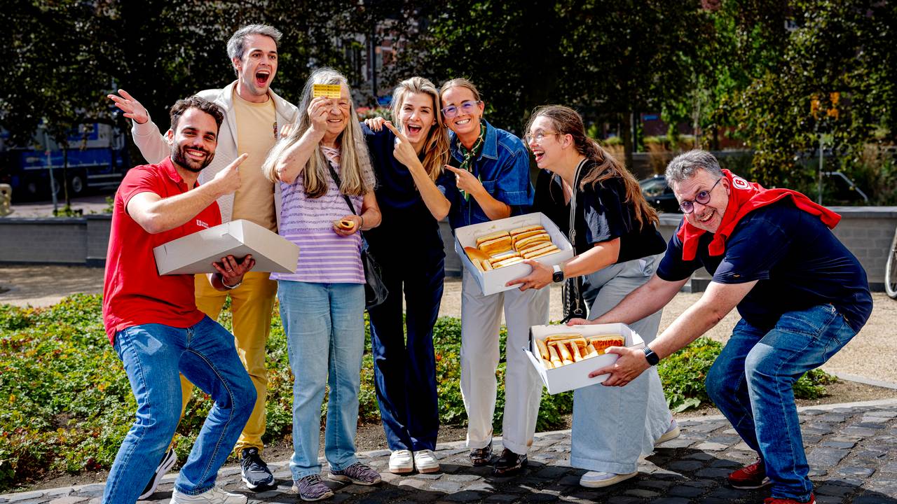 Het team van Omroep Brabant met de gelukkige winnaar van de gouden wikkel (foto: Marcel van Dorst/Eye4images).