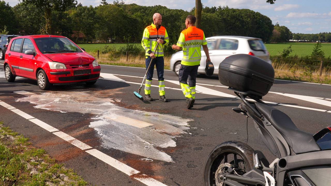 Motorrijder naar ziekenhuis na aanrijding in Deurne
