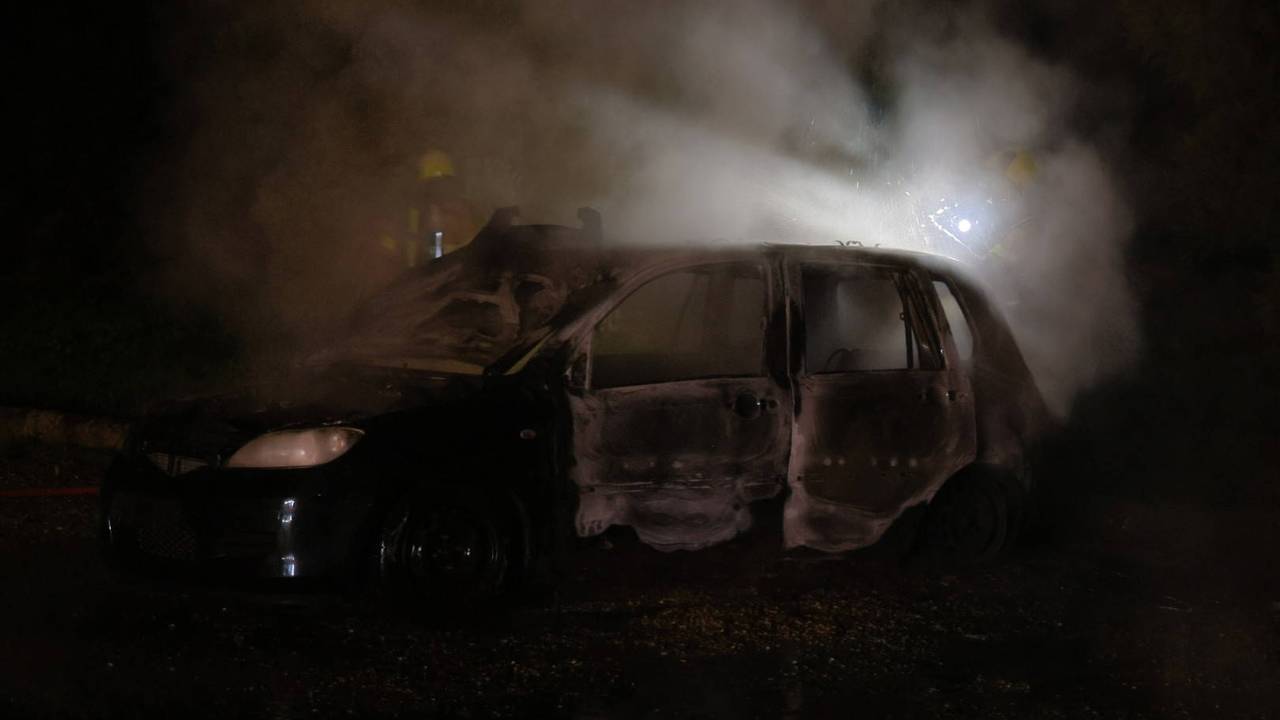 De auto ging in vlammen op (foto: SK-Media / Persbureau Heitink),