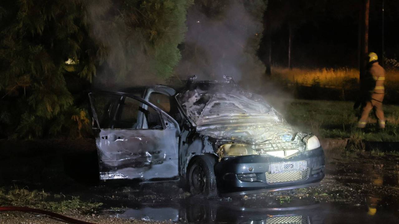 De auto ging in vlammen op (foto: SK-Media / Persbureau Heitink),