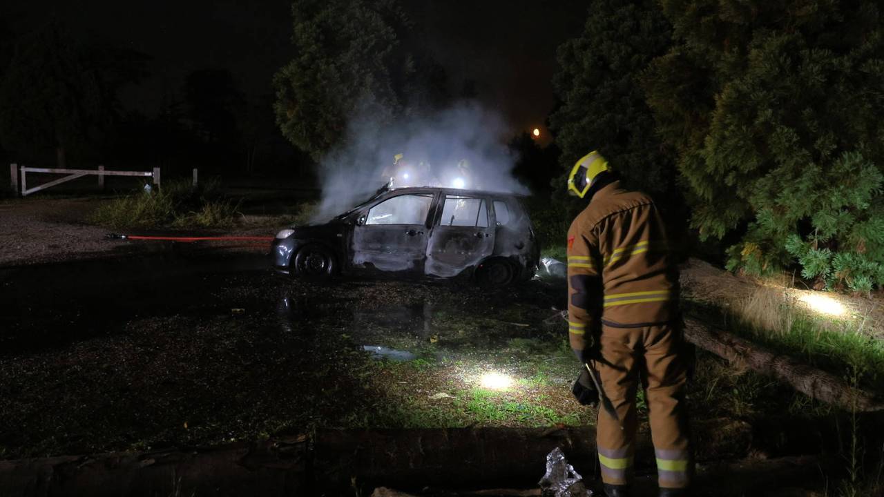 De auto ging in vlammen op (foto: SK-Media / Persbureau Heitink),