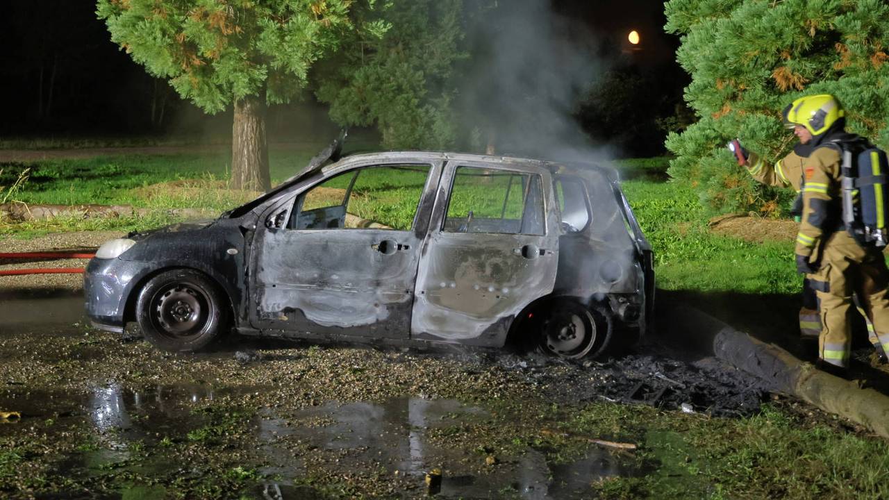 De auto ging in vlammen op (foto: SK-Media / Persbureau Heitink),