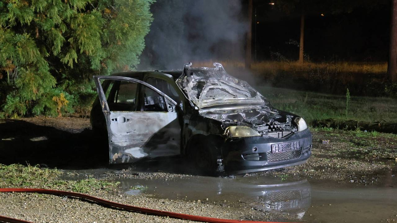 De auto ging in vlammen op (foto: SK-Media / Persbureau Heitink),