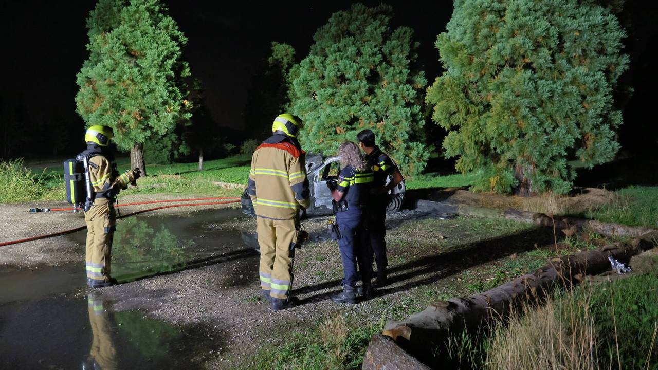De auto ging in vlammen op (foto: SK-Media / Persbureau Heitink),