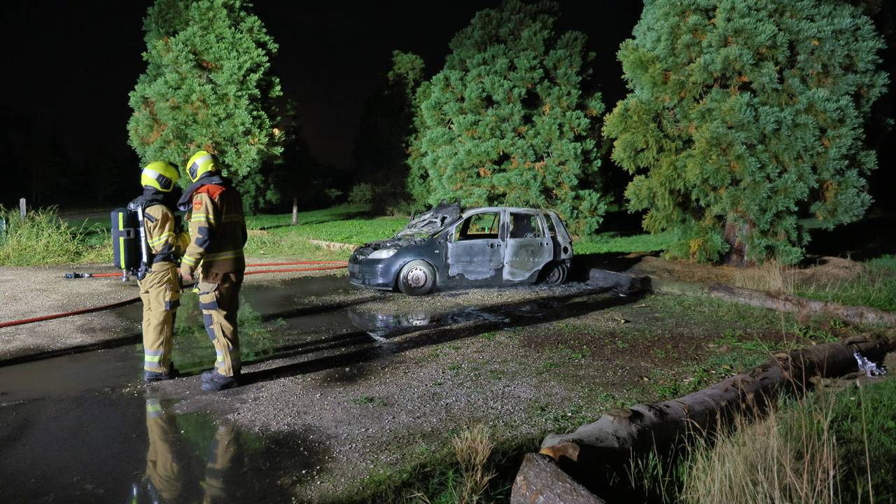 De auto ging in vlammen op (foto: SK-Media / Persbureau Heitink),