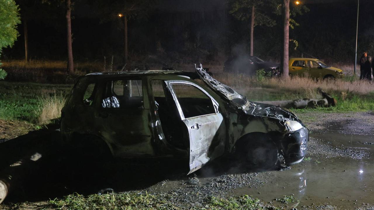 De auto ging in vlammen op (foto: SK-Media / Persbureau Heitink),