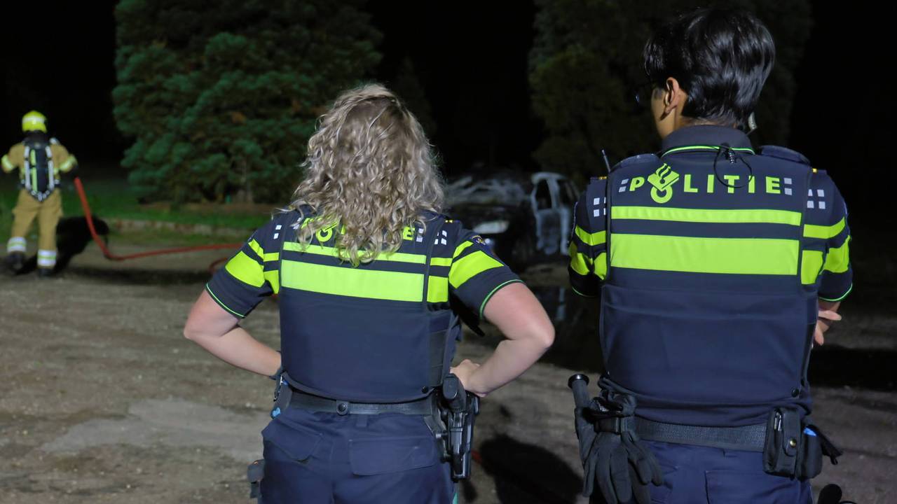 De auto ging in vlammen op (foto: SK-Media / Persbureau Heitink),