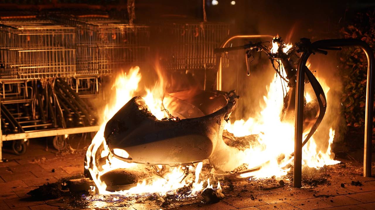 Brand verwoest scooter en beschadigt winkelwagenstalling bij Jumbo
