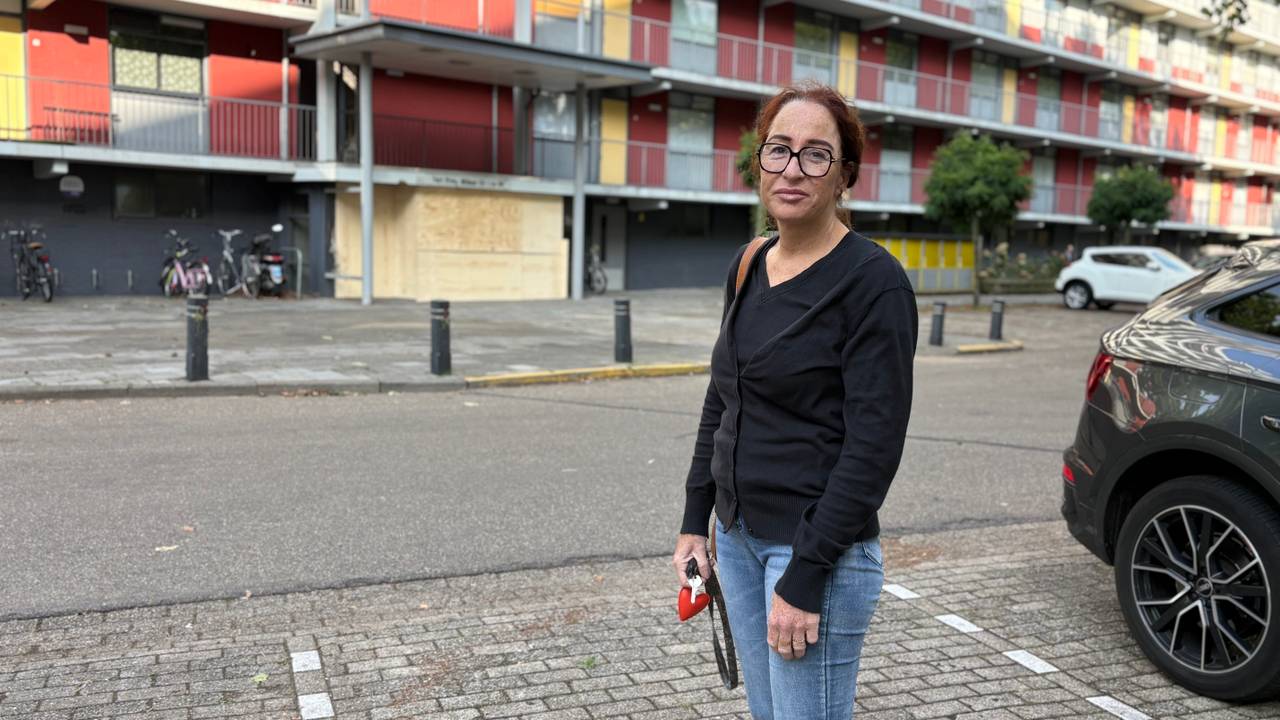 Annemarie bij de getroffen flat (foto: Raymond Merkx).