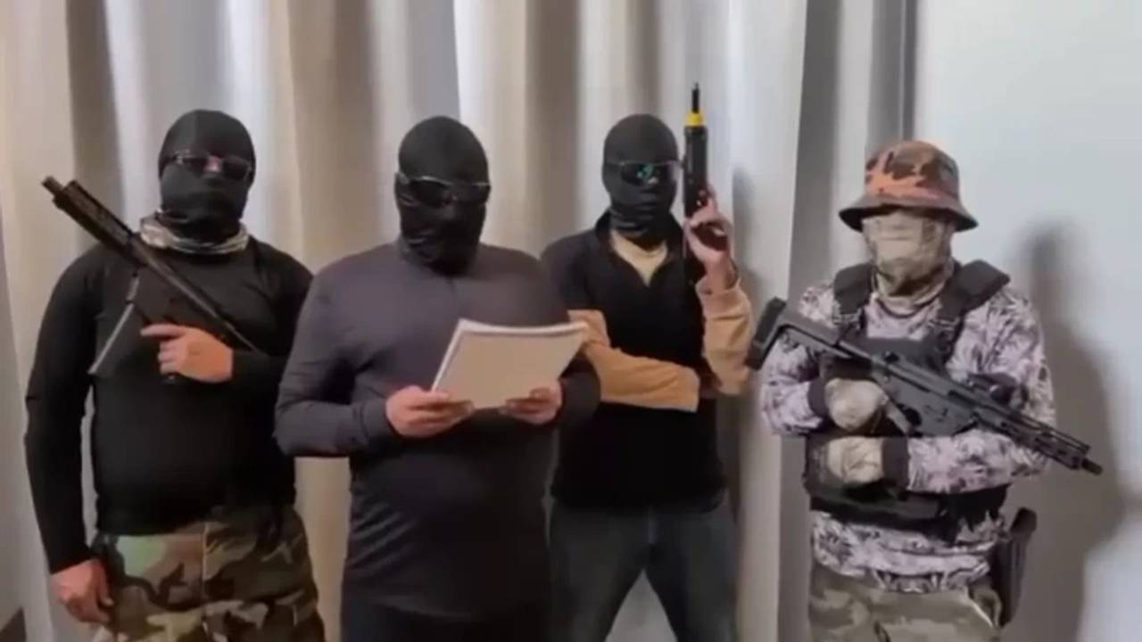 De vier mannen bedreigen G. (foto: still uit video).