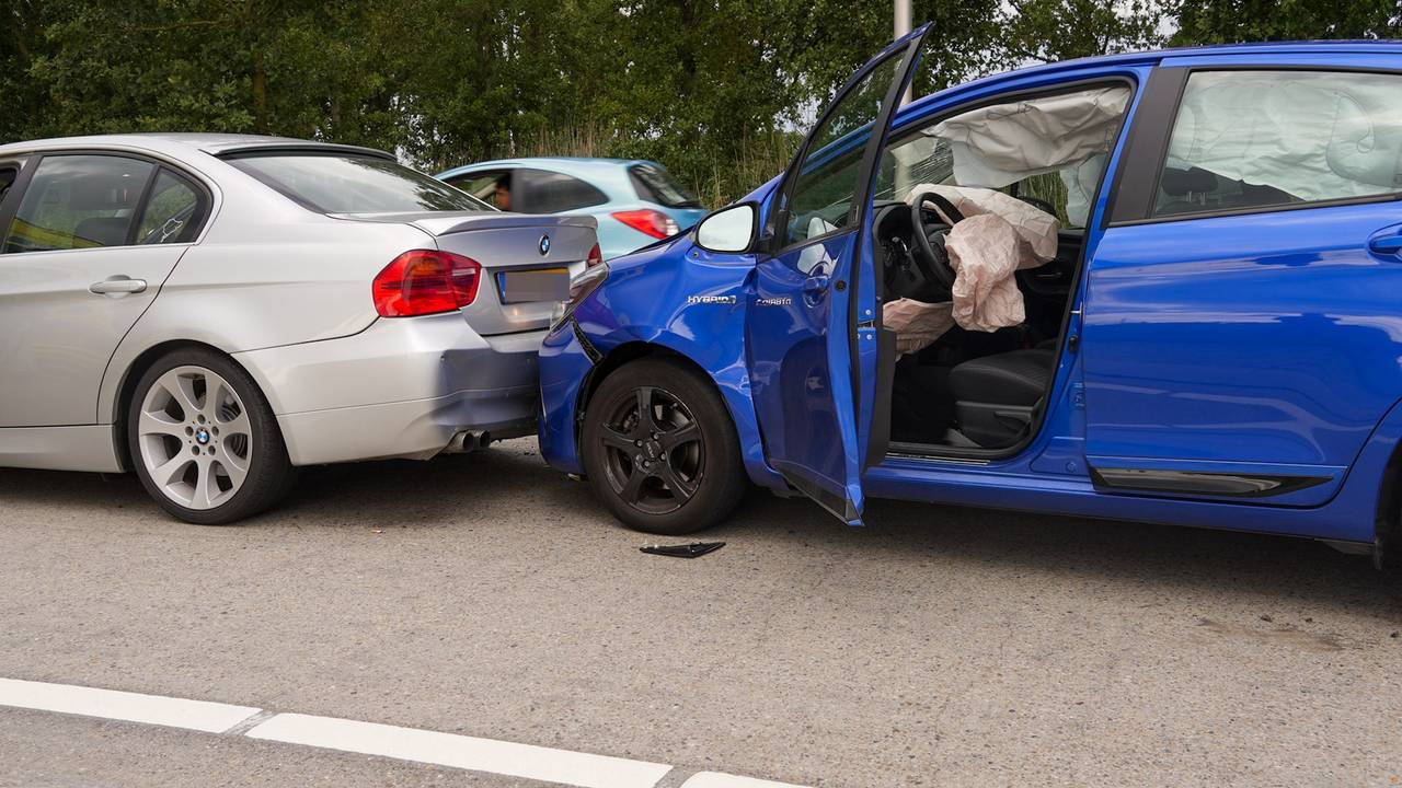 Twee auto's botsen tegen elkaar bij Someren
