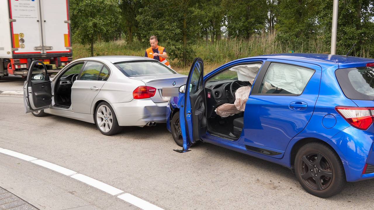 Twee auto's botsten tegen elkaar bij Someren (foto: Harrie Grijseels/Persbureau Heitink).