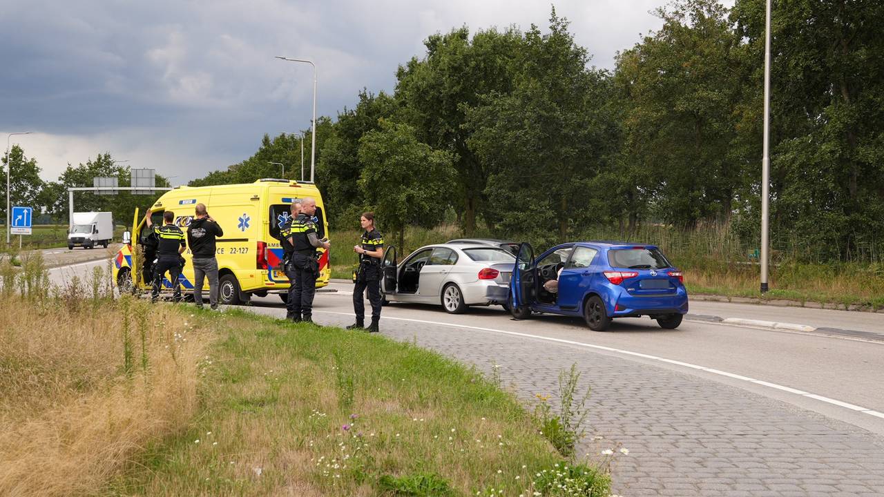 Twee auto's botsten tegen elkaar bij Someren (foto: Harrie Grijseels/Persbureau Heitink).