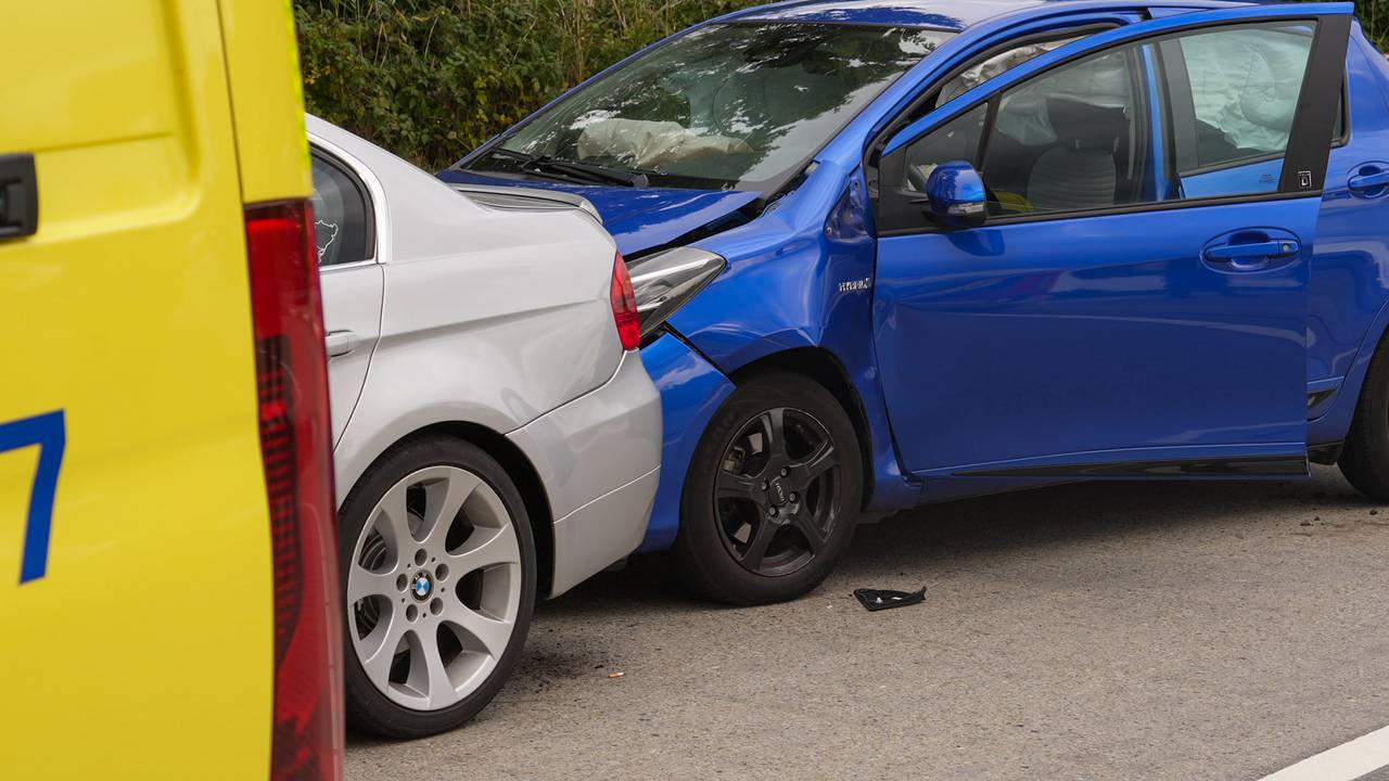 Twee auto's botsten tegen elkaar bij Someren (foto: Harrie Grijseels/Persbureau Heitink).