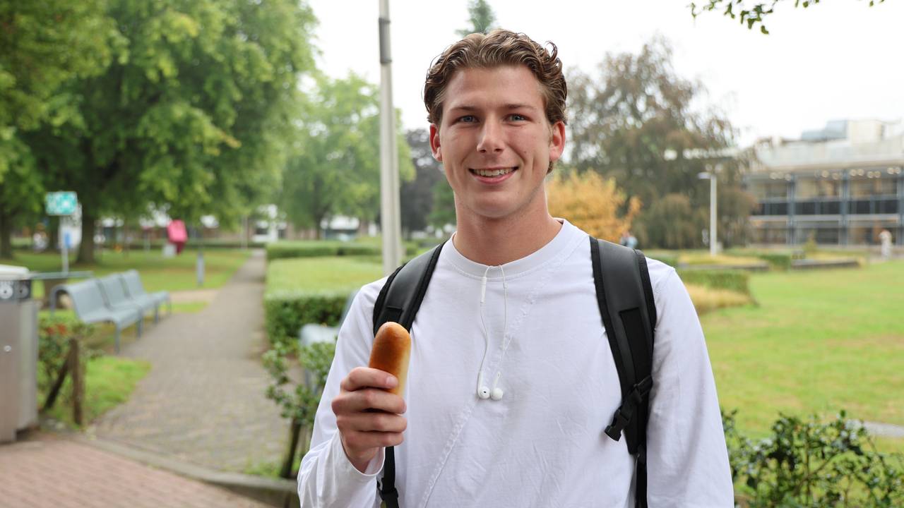 Freek geniet van een worstenbroodje, maar in het weekend maakt hij ze zelf! (foto: Omroep Brabant)