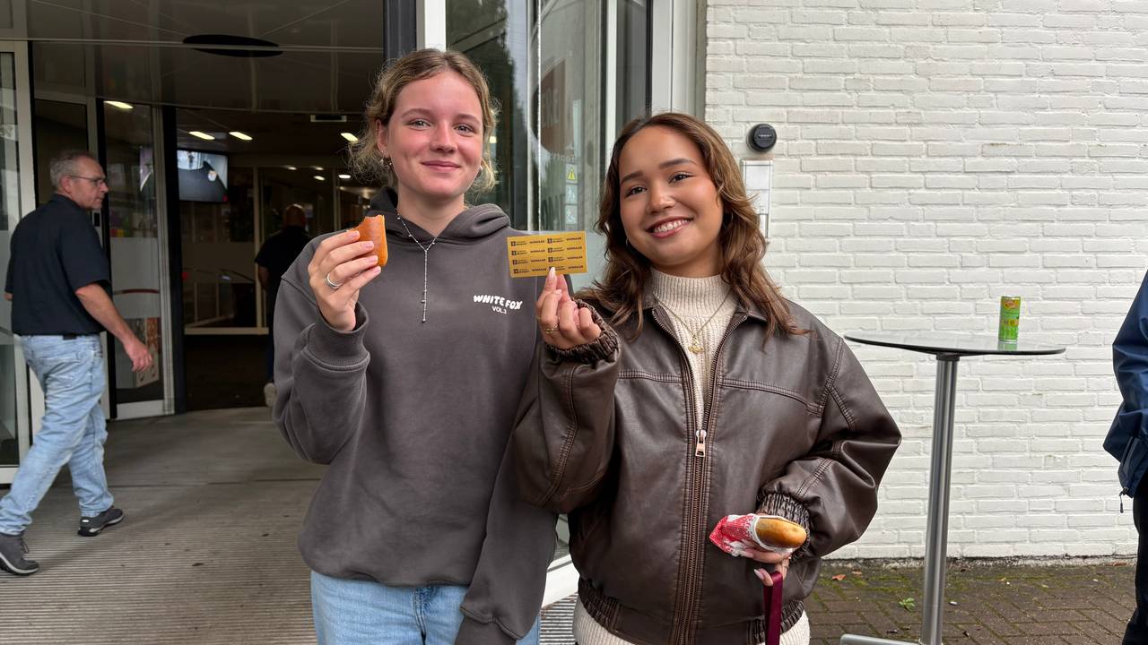 Jordan uit Oisterwijk vond een gouden wikkel in haar worstenbroodje (foto: Omroep Brabant).