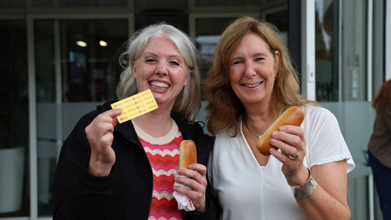 Jordan uit Oisterwijk vond een gouden wikkel in haar worstenbroodje (foto: Omroep Brabant).
