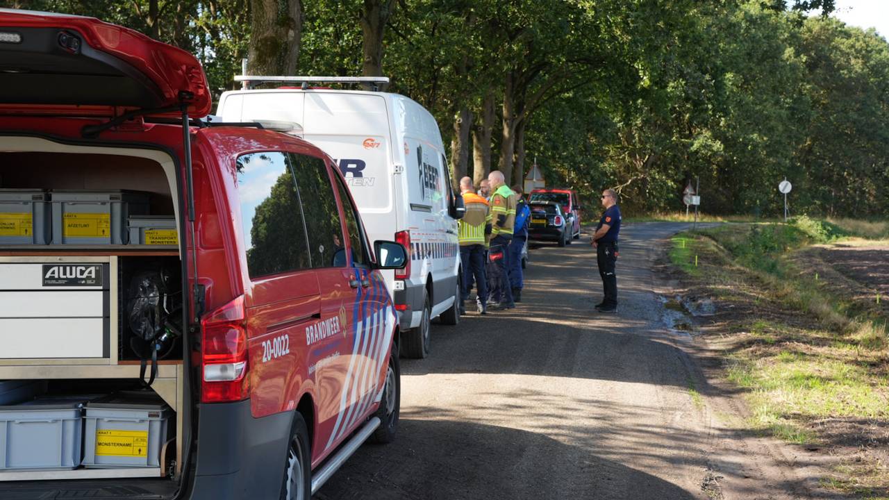 Een container met bouwstoffen is gedumpt in Kaatsheuvel (foto: Erik Haverhals/Persbureau Heitink).