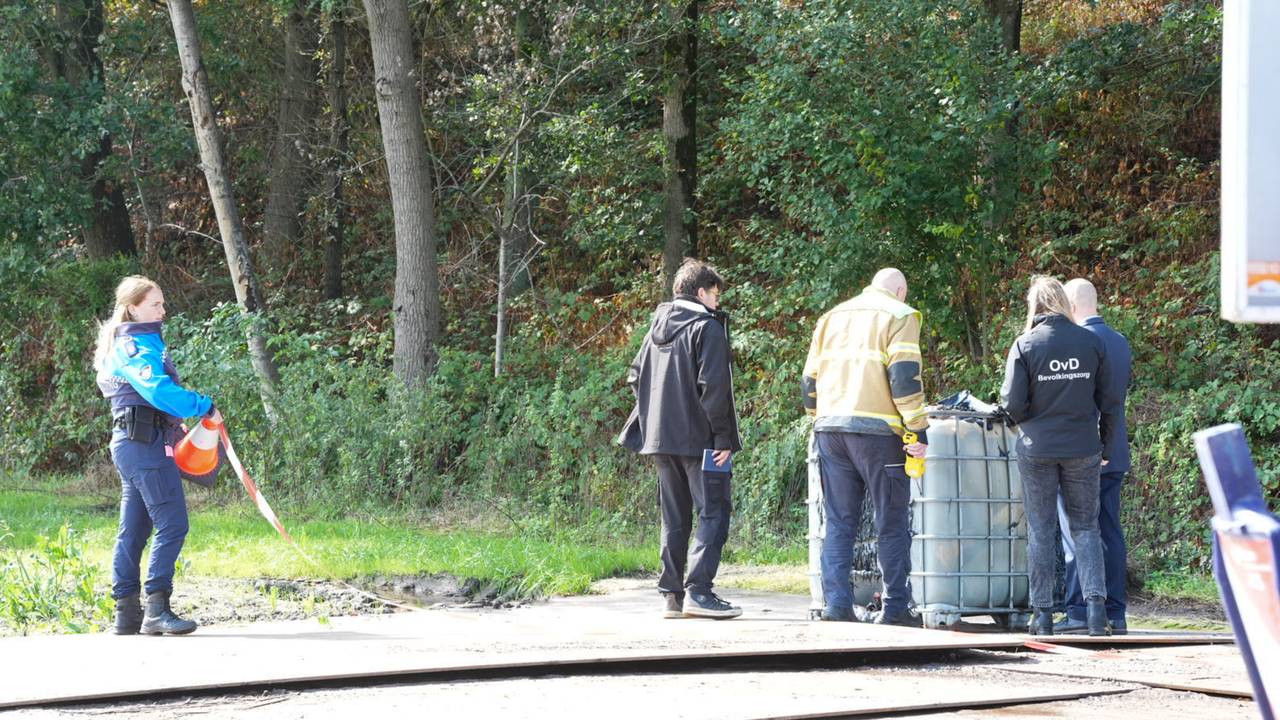 Een container met bouwstoffen is mogelijk gedumpt in Kaatsheuvel (foto: Erik Haverhals/Persbureau Heitink).