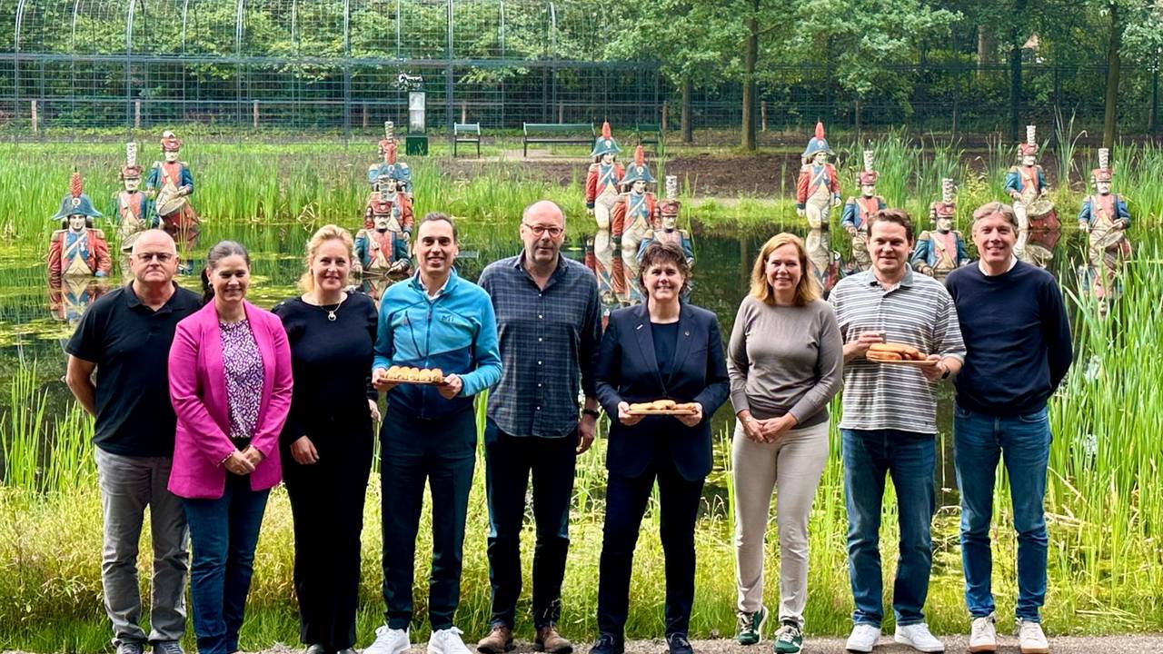 Ina Adema poseert met gedeputeerden voor verjaardag Omroep Brabant (foto: Ina Adema/LinkedIn).