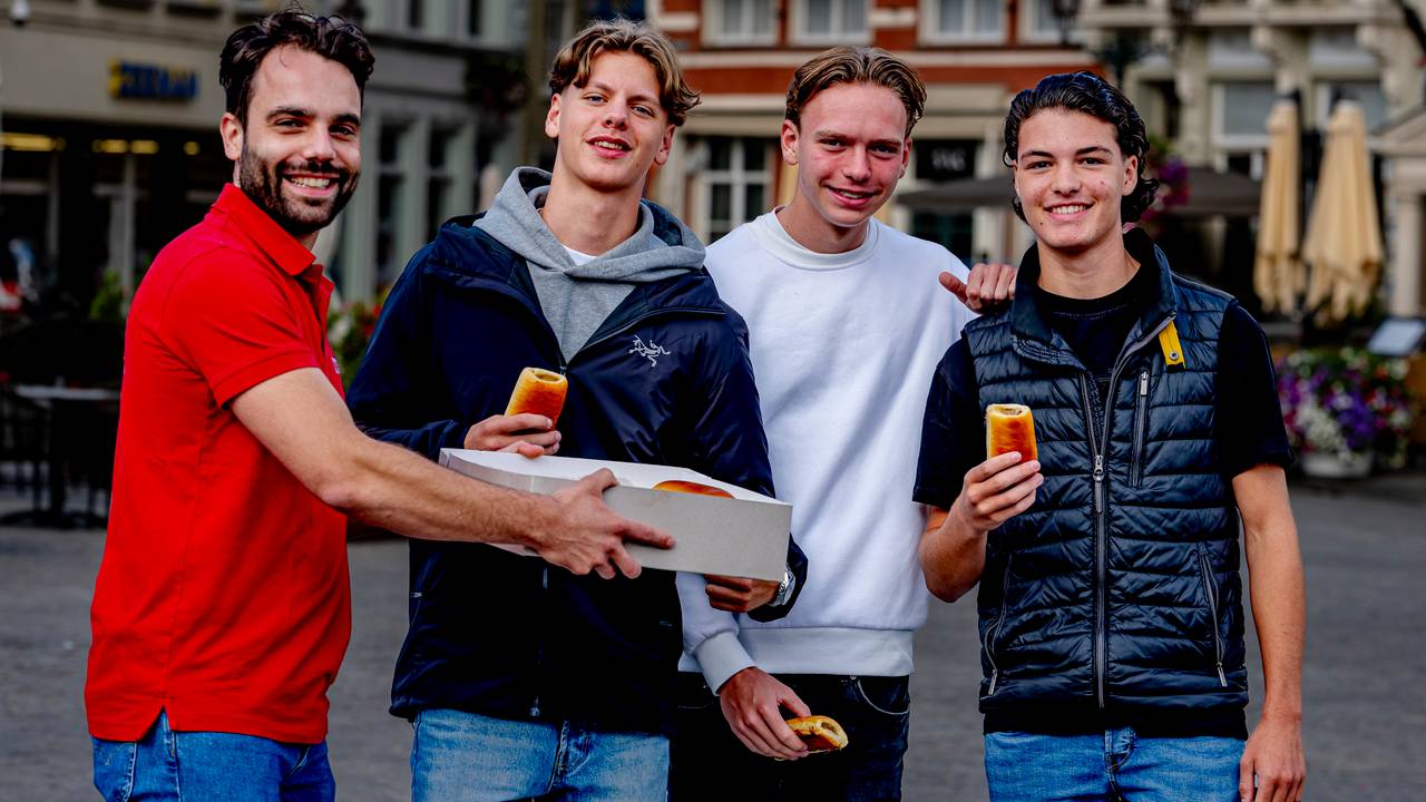 De hele dag worden er worstenbroodjes uitgedeeld in Brabant (foto: Marcel van Dorst/Eye4images).