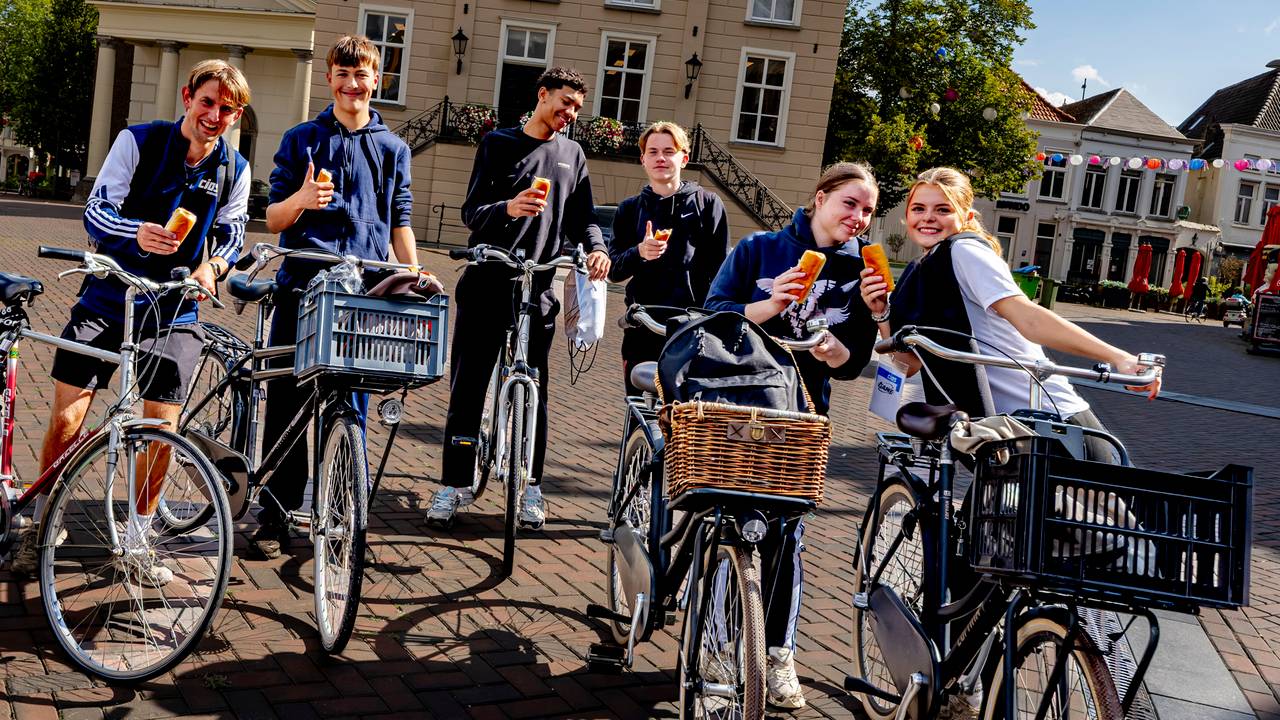 Worstenbroodje voor onderweg! (foto: Marcel van Dorst/Eye4images).