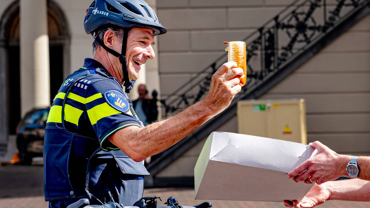Ook de politie viert het 50-jarig jubileum van Omroep Brabant met een worstenbroodje (foto: Marcel van Dorst/Eye4images).