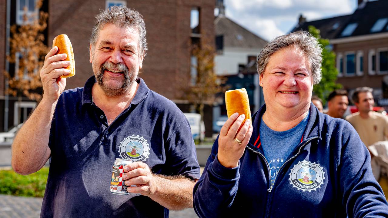 Aan worstenbroodjes geen gebrek in Roosendaal (foto: Marcel van Dorst/Eye4images).