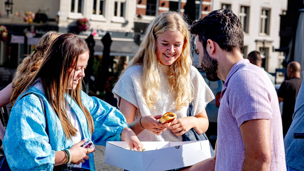 In Bergen op Zoom genieten mensen van een worstenbroodje (foto: Marcel van Dorst/Eye4images).