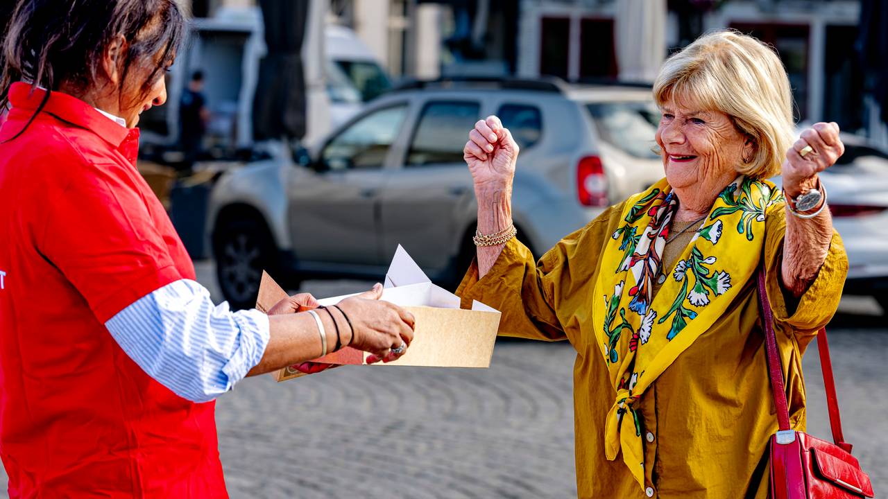 Deze mevrouw viert het 50-jarig bestaan van Omroep Brabant met ons mee (foto: Marcel van Dorst/Eye4images).
