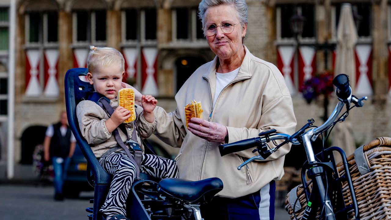 Ook de jongste Brabanders genieten van een worstenbroodje! (foto: Marcel van Dorst/Eye4images)