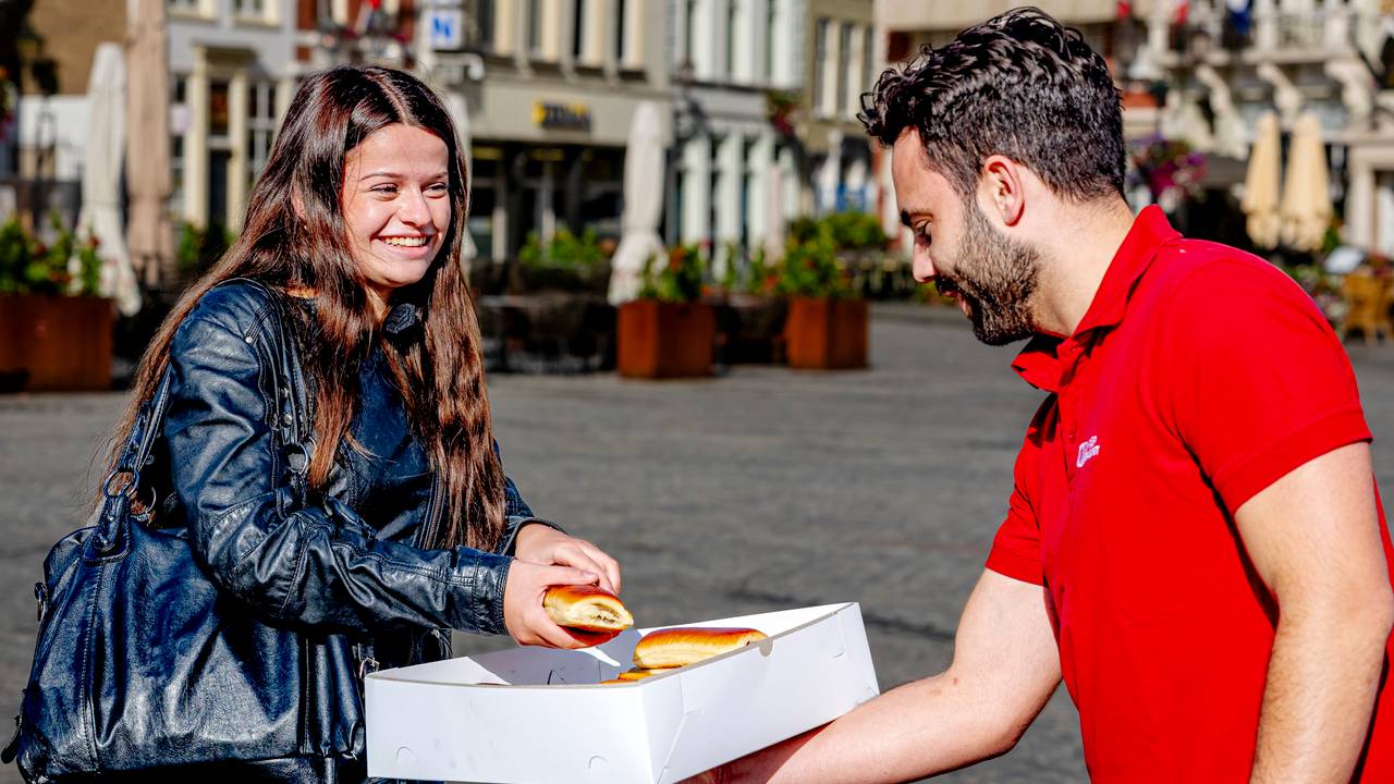 Een worstenbroodje gaat er altijd wel in! (foto: Marcel van Dorst/Eye4images)
