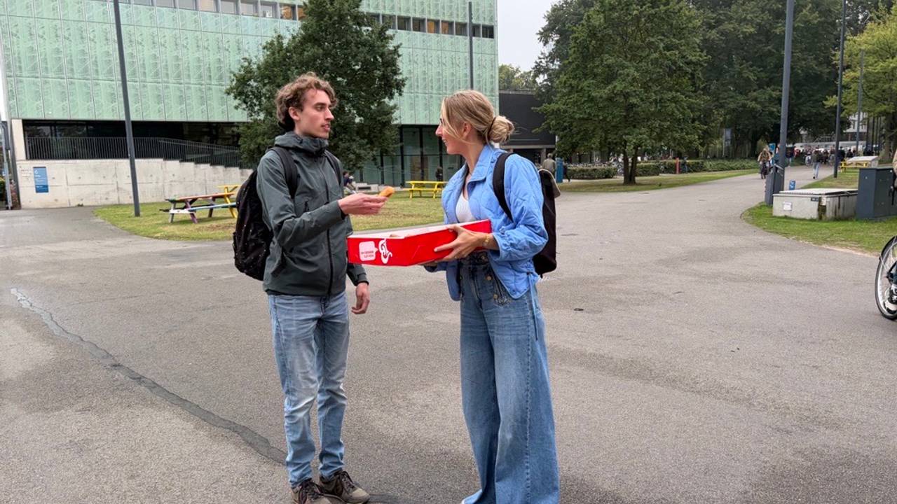 Studenten van de TU/e in Eindhoven genieten van een worstenbroodje (foto: Omroep Brabant). 