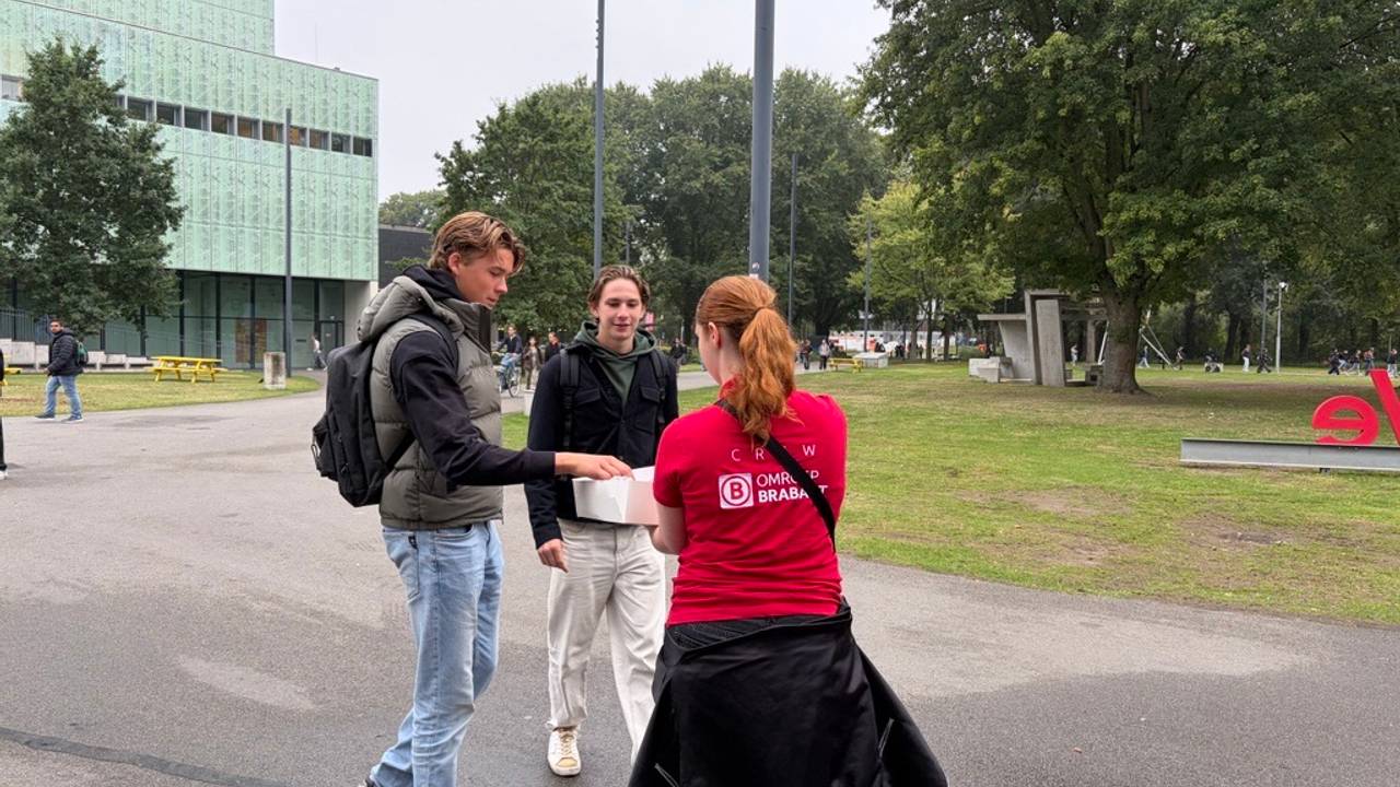 Studenten van de TU/e in Eindhoven genieten van een worstenbroodje (foto: Omroep Brabant). 
