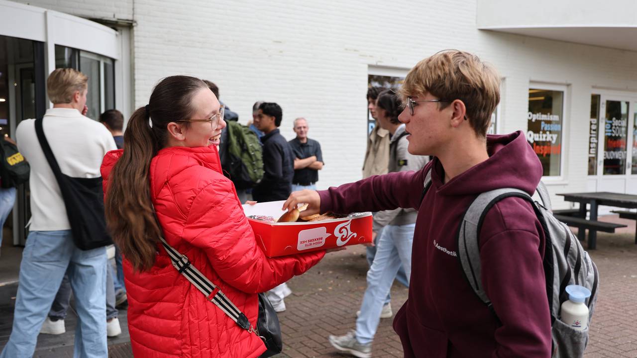 Op Fontys-campus Stappegoor worden worstenbroodjes uitgedeeld (foto: Omroep Brabant).
