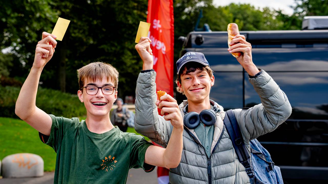Twee gouden wikkels gevonden in de worstenbroodjes (foto: Marcel van Dorst/Eye4images).