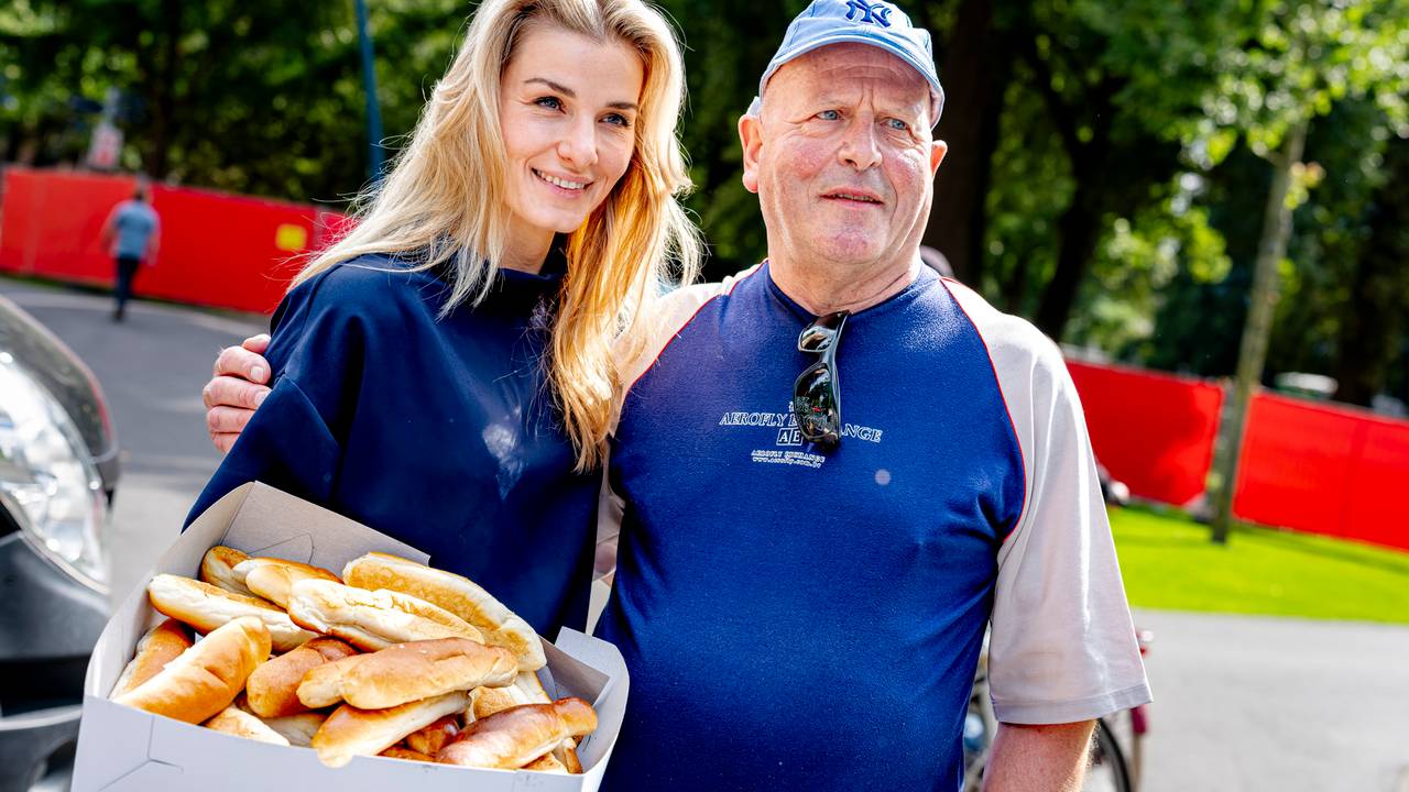 Verslaggever Nina deelt worstenbroodjes uit in Breda (foto: Marcel van Dorst/Eye4images).