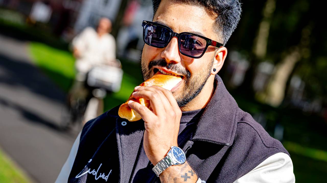 Deze Amsterdammer genoot van zijn eerste worstenbroodje óóit (foto: Marcel van Dorst/Eye4images).