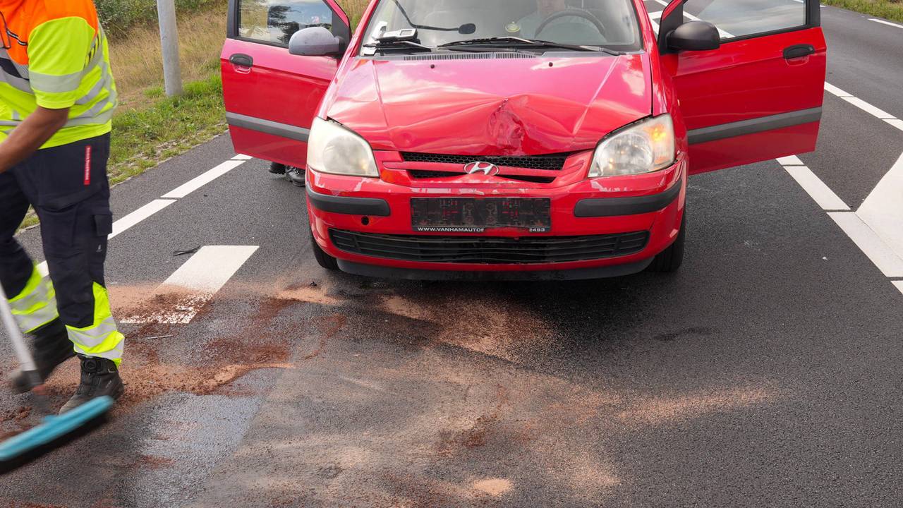 Een motor en auto zijn tegen elkaar gebotst (foto: Harrie Grijseels / Persbureau Heitink).