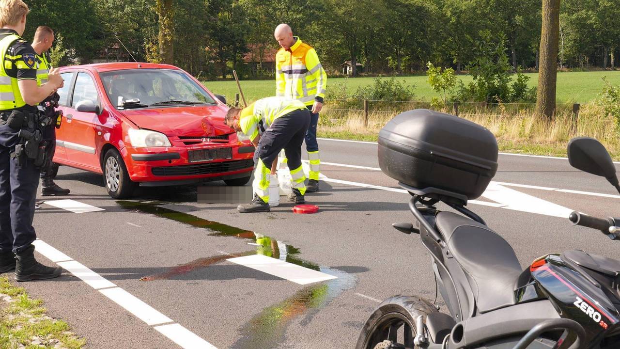 Een motor en auto zijn tegen elkaar gebotst (foto: Harrie Grijseels / Persbureau Heitink).
