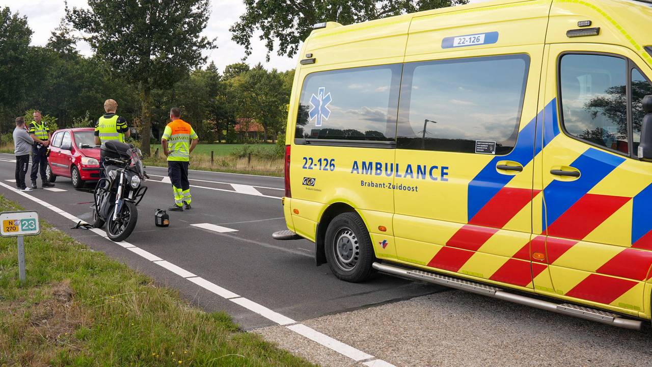Een motor en auto zijn tegen elkaar gebotst (foto: Harrie Grijseels / Persbureau Heitink).