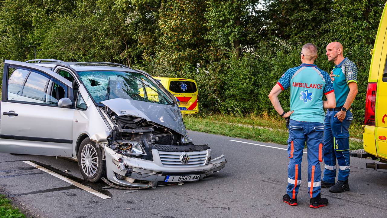 Zwaargewonde bij botsing in Fijnaart (foto: Tom van der Put/Persbureau Heitink).
