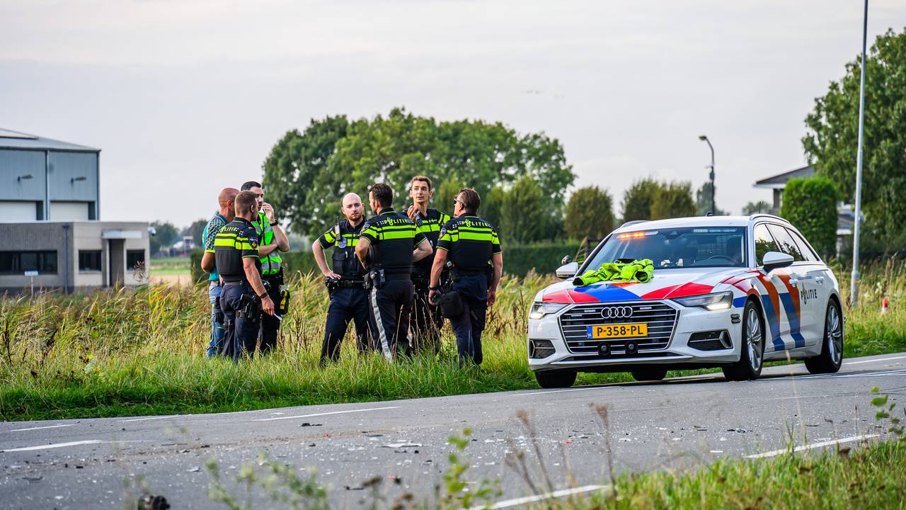 Zwaargewonde bij botsing in Fijnaart (foto: Tom van der Put/Persbureau Heitink).
