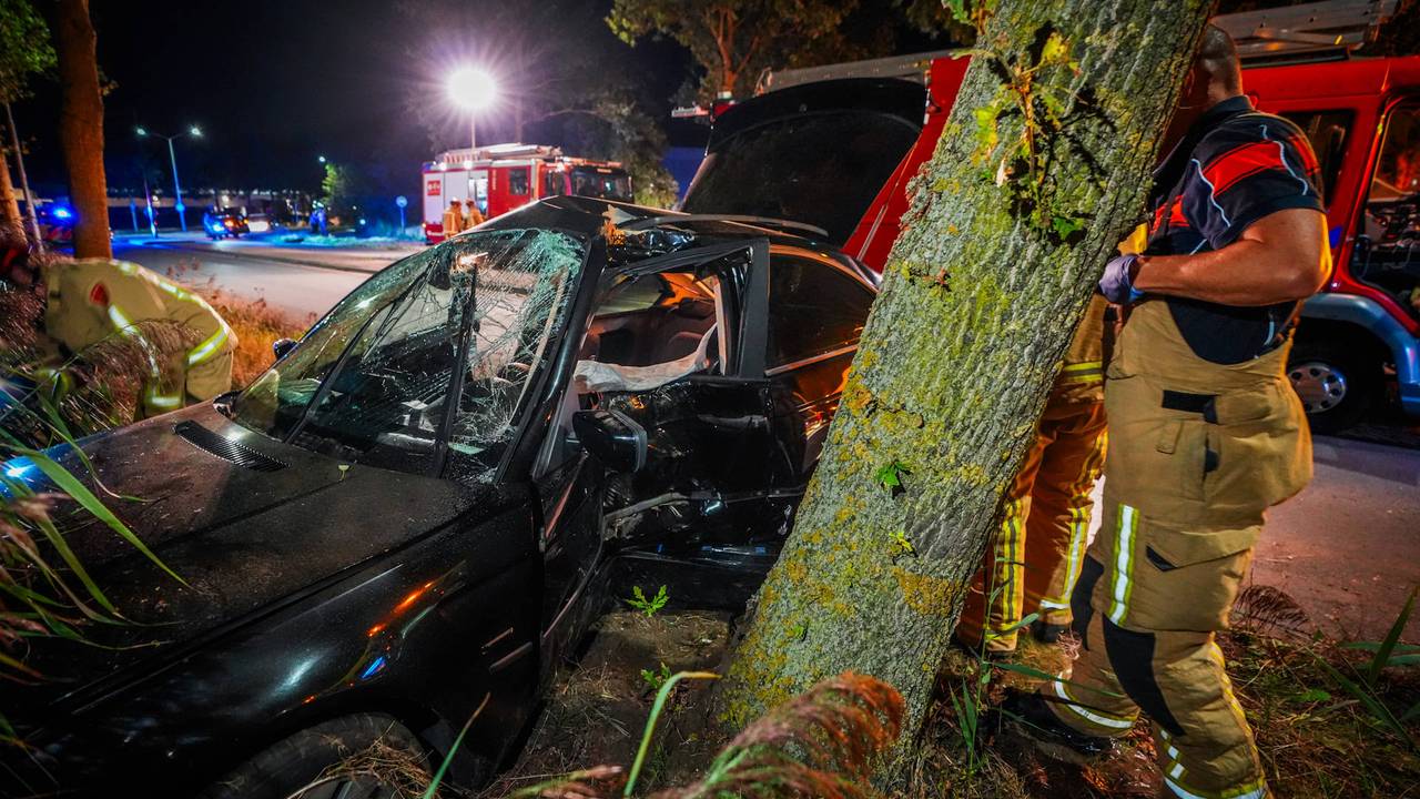 Auto vliegt uit de bocht en botst tegen boom in Helmond